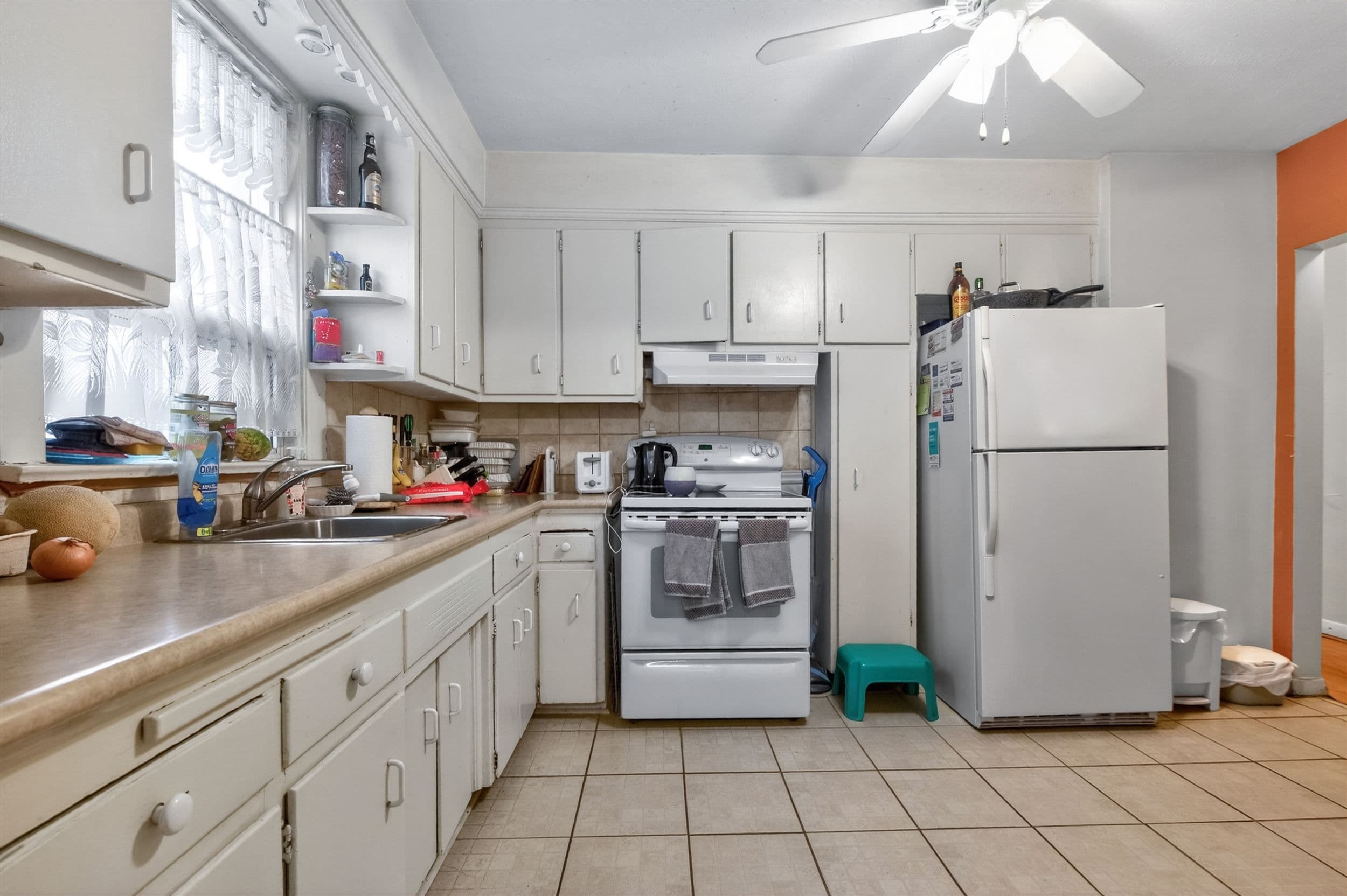 MN FL-2Bdrm Apt-Kitchen