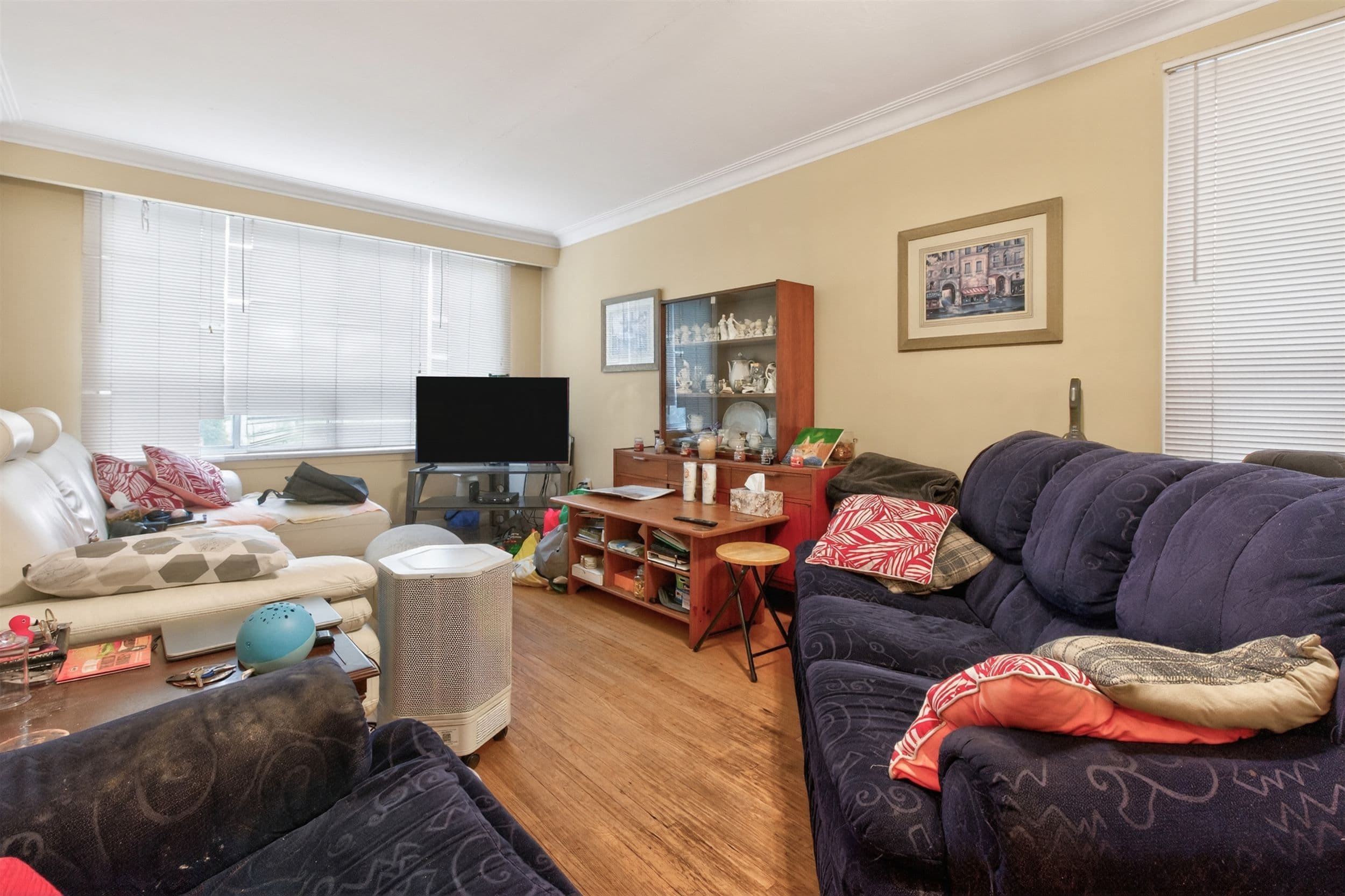 MN FL-2 Bdrm Apt-Liv/Din Rm